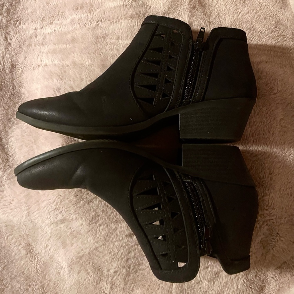 Black Ankle Booties with 2 Inch Heel
SIZE 7.5    **GUC**